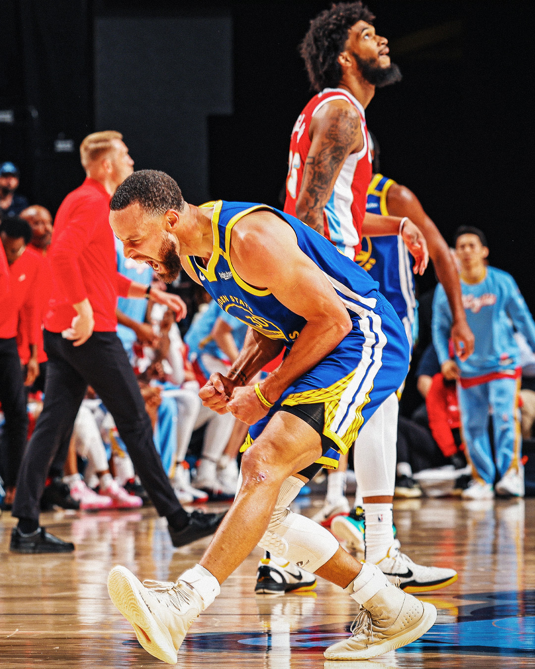 九游游戏中心-勇士后卫三分球精准，助队夺得胜利的简单介绍